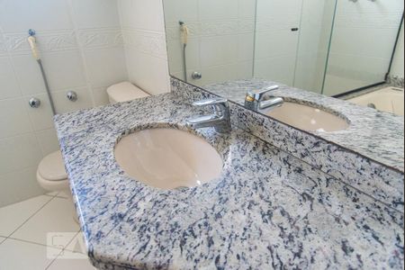 Apartamento à venda com 204m², 4 quartos e 4 vagas Apartamento à venda com 204m², 4 quartos e 4 vagasBanheiro da suíte 1