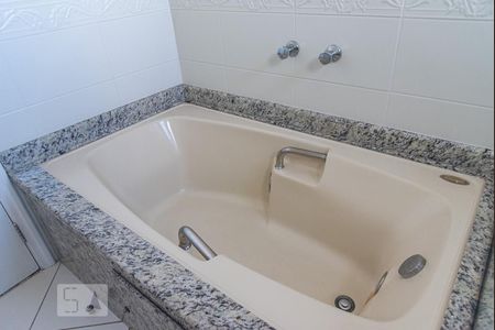 Apartamento à venda com 204m², 4 quartos e 4 vagas Apartamento à venda com 204m², 4 quartos e 4 vagasBanheira