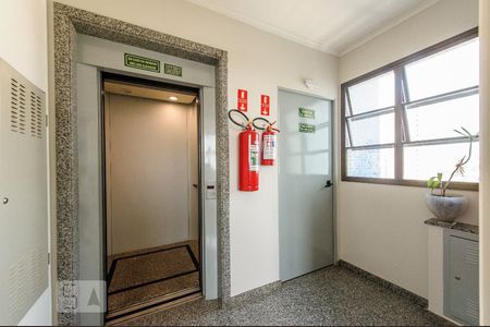 Apartamento à venda com 223m², 4 quartos e 3 vagas Apartamento à venda com 223m², 4 quartos e 3 vagasHall de Entrada Privativo - Serviço