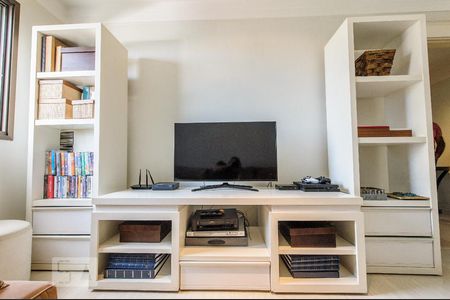 Apartamento à venda com 223m², 4 quartos e 3 vagas Apartamento à venda com 223m², 4 quartos e 3 vagasSala de TV