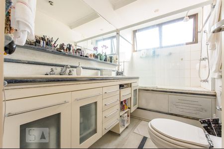 Apartamento à venda com 223m², 4 quartos e 3 vagas Apartamento à venda com 223m², 4 quartos e 3 vagasBanheiro - Suite 3