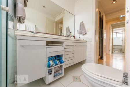 Apartamento à venda com 223m², 4 quartos e 3 vagas Apartamento à venda com 223m², 4 quartos e 3 vagasBanheiro - Suite 2