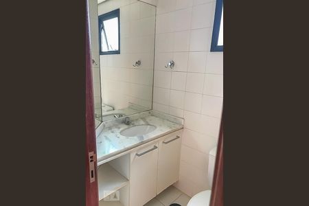 Banheiro da suíte de apartamento à venda com 1 quarto, 54m² em Cambuí, Campinas