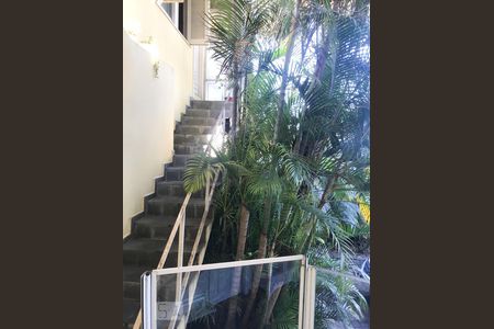 Casa à venda com 400m², 4 quartos e 6 vagas Casa à venda com 400m², 4 quartos e 6 vagasEscada