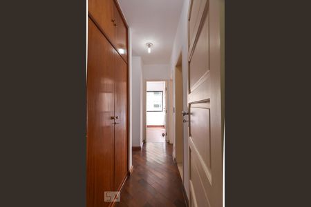 Corredor de acesso aos quartos de apartamento à venda com 3 quartos, 147m² em Alphaville Industrial, Barueri