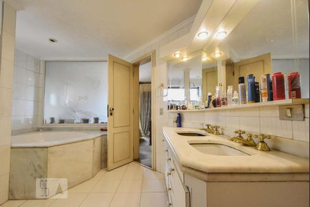 Apartamento à venda com 211m², 4 quartos e 3 vagasBanheiro Suíte 01