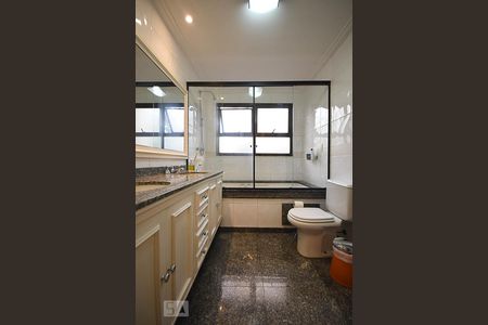 Apartamento à venda com 213m², 4 quartos e 4 vagas Apartamento à venda com 213m², 4 quartos e 4 vagasBanheiro Suíte 2