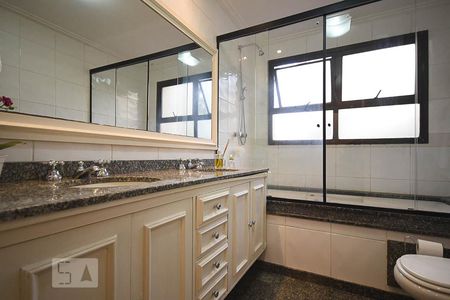 Apartamento à venda com 213m², 4 quartos e 4 vagas Apartamento à venda com 213m², 4 quartos e 4 vagasBanheiro Suíte 2