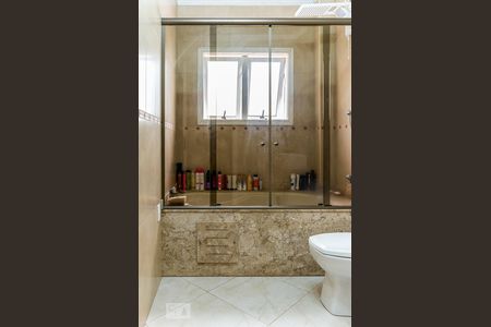 Casa à venda com 350m², 4 quartos e 5 vagas Casa à venda com 350m², 4 quartos e 5 vagasBanheiro da Suíte 1
