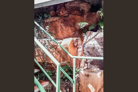 Casa de condomínio para alugar com 220m², 3 quartos e 2 vagasEscada