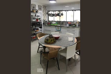 Apartamento à venda com 210m², 4 quartos e 4 vagasCozinha