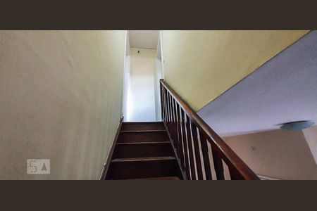 Escadas de casa para alugar com 2 quartos, 80m² em Água Branca, São Paulo