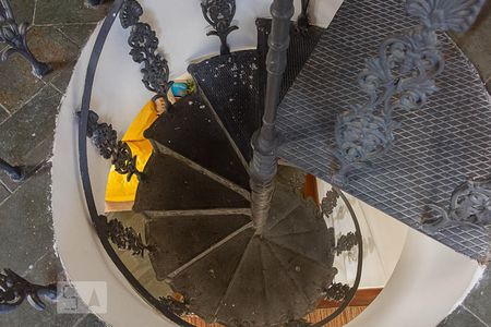 Apartamento à venda com 205m², 4 quartos e 2 vagas Apartamento à venda com 205m², 4 quartos e 2 vagasEscada