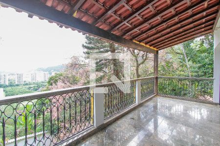 Casa de condomínio à venda com 486m², 5 quartos e 2 vagas Casa de condomínio à venda com 486m², 5 quartos e 2 vagasVaranda da Sala