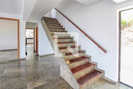 Casa de condomínio à venda com 486m², 5 quartos e 2 vagas Casa de condomínio à venda com 486m², 5 quartos e 2 vagasEscada