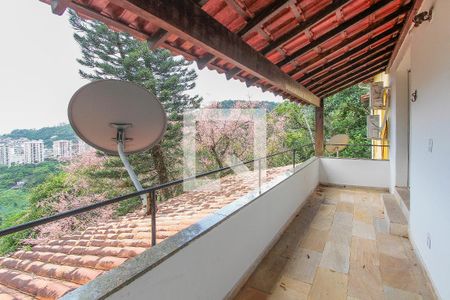 Casa de condomínio à venda com 486m², 5 quartos e 2 vagas Casa de condomínio à venda com 486m², 5 quartos e 2 vagasQuarto 3 - Varanda