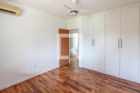 Casa de condomínio à venda com 486m², 5 quartos e 2 vagas Casa de condomínio à venda com 486m², 5 quartos e 2 vagasQuarto 2