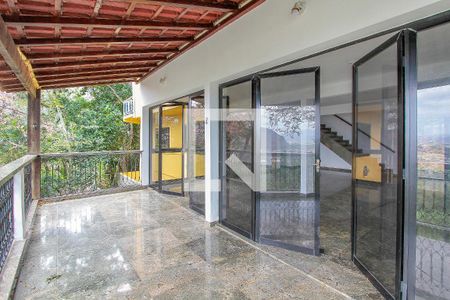 Casa de condomínio à venda com 486m², 5 quartos e 2 vagas Casa de condomínio à venda com 486m², 5 quartos e 2 vagasVaranda da Sala