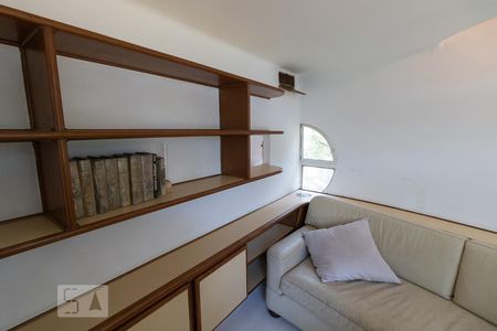 Casa à venda com 400m², 3 quartos e 4 vagas Casa à venda com 400m², 3 quartos e 4 vagasEscritório