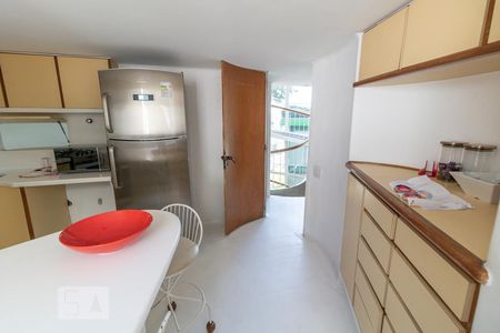 Casa à venda com 400m², 3 quartos e 4 vagas Casa à venda com 400m², 3 quartos e 4 vagasCozinha