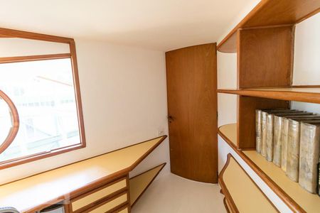 Casa à venda com 400m², 3 quartos e 4 vagas Casa à venda com 400m², 3 quartos e 4 vagasEscritório