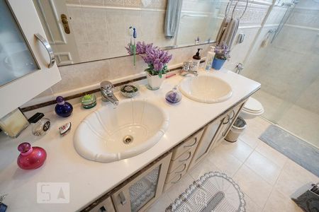 Apartamento à venda com 160m², 4 quartos e 3 vagas Apartamento à venda com 160m², 4 quartos e 3 vagasDetalhe banheiro suíte 04