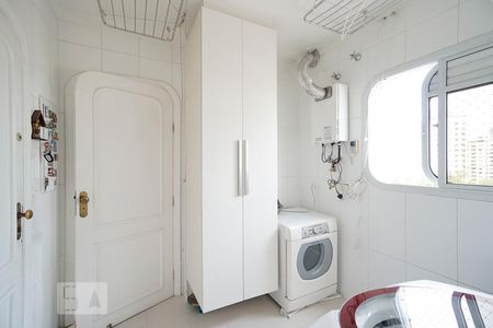 Apartamento à venda com 160m², 4 quartos e 3 vagas Apartamento à venda com 160m², 4 quartos e 3 vagasDetalhe área de serviço