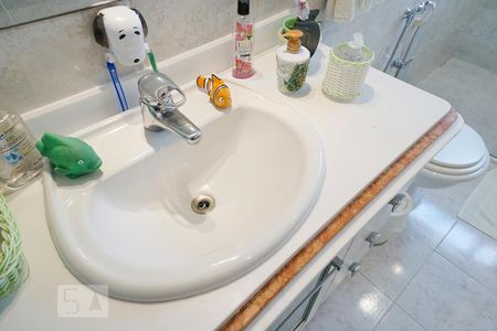 Apartamento à venda com 160m², 4 quartos e 3 vagas Apartamento à venda com 160m², 4 quartos e 3 vagasDetalhe banheiro social