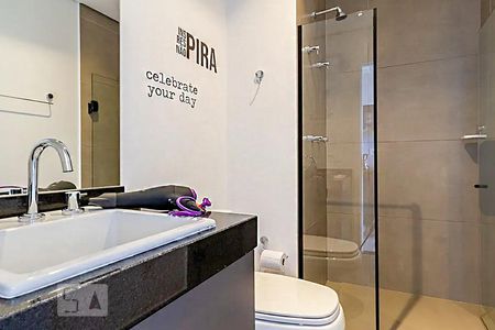 Banheiro de kitnet/studio para alugar com 1 quarto, 27m² em Vila Olímpia, São Paulo