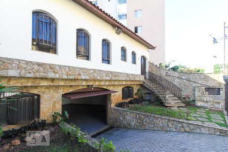 Casa à venda com 230m², 4 quartos e 4 vagas Casa à venda com 230m², 4 quartos e 4 vagasFachada