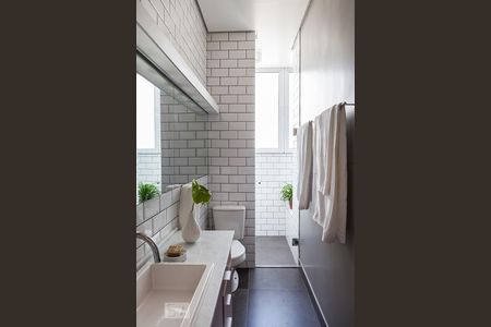 Banheiro de kitnet/studio para alugar com 1 quarto, 70m² em Vila Nova Conceição, São Paulo