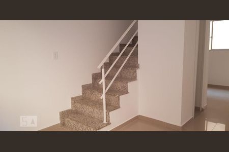 Casa de condomínio à venda com 61m², 2 quartos e 1 vagaEscada