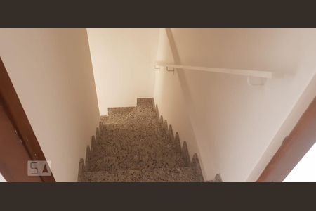 Casa de condomínio à venda com 61m², 2 quartos e 1 vagaEscada