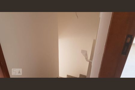 Casa de condomínio à venda com 61m², 2 quartos e 1 vagaEscada