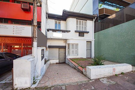 Casa à venda com 102m², 3 quartos e sem vaga Casa à venda com 102m², 3 quartos e sem vagaFachada