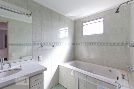 Banheiro da suíte de apartamento à venda com 4 quartos, 90m² em Jardim Colombo, São Paulo