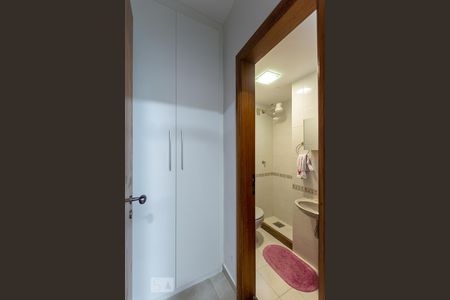 Apartamento à venda com 230m², 4 quartos e 2 vagas Apartamento à venda com 230m², 4 quartos e 2 vagasQuarto de Serviço