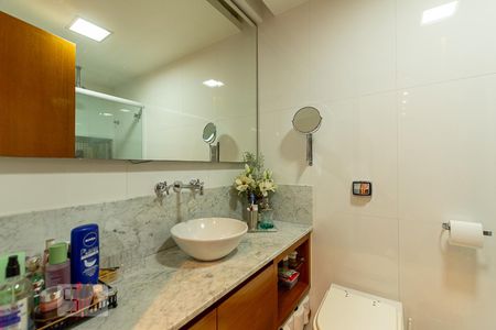 Apartamento à venda com 230m², 4 quartos e 2 vagas Apartamento à venda com 230m², 4 quartos e 2 vagasBanheiro da Suíte