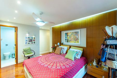 Apartamento à venda com 230m², 4 quartos e 2 vagas Apartamento à venda com 230m², 4 quartos e 2 vagasSuite