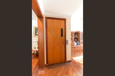 Casa à venda com 450m², 3 quartos e 5 vagasElevador de acesso aos andares