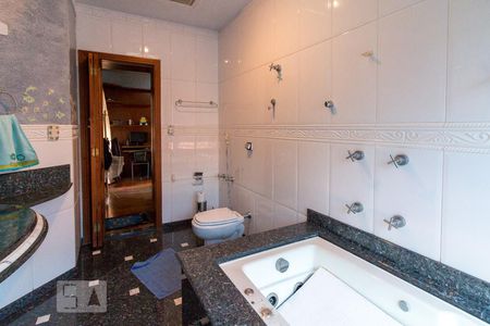 Casa à venda com 450m², 3 quartos e 5 vagasBanheiro quarto 2 suíte