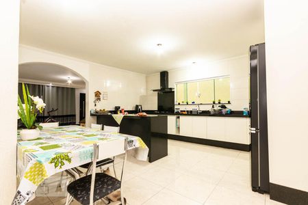 Casa à venda com 235m², 4 quartos e 2 vagas Casa à venda com 235m², 4 quartos e 2 vagasCozinha
