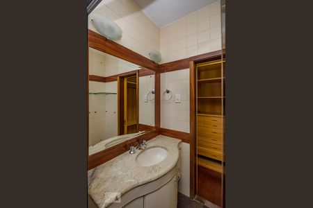 Casa à venda com 380m², 4 quartos e 4 vagasBanheiro da Suíte 2