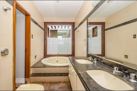 Casa à venda com 380m², 4 quartos e 4 vagasBanheiro Suíte master