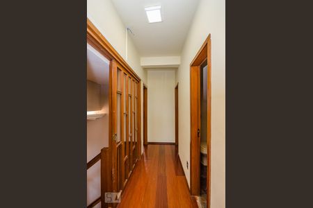 Casa à venda com 380m², 4 quartos e 4 vagasCorredor