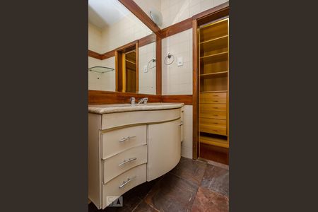 Casa à venda com 380m², 4 quartos e 4 vagasBanheiro da Suíte 2