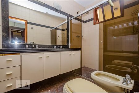 Casa à venda com 380m², 4 quartos e 4 vagasBanheiro Suíte master