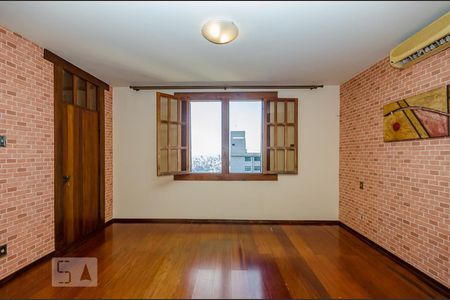 Casa à venda com 380m², 4 quartos e 4 vagasSuíte master