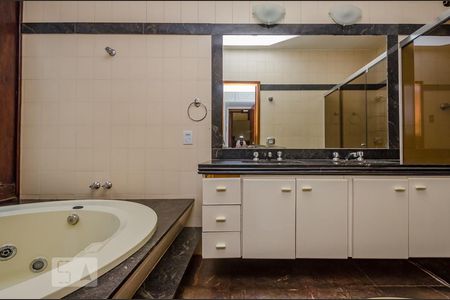 Casa à venda com 380m², 4 quartos e 4 vagasBanheiro Suíte master