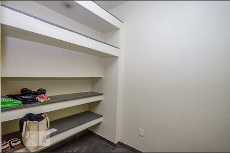 Casa à venda com 380m², 4 quartos e 4 vagasDespensa